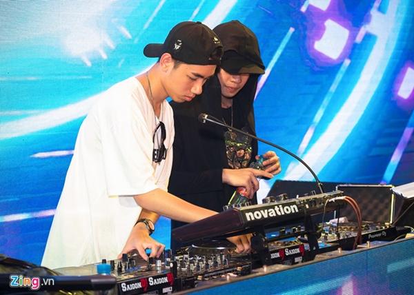 Tuy nhiên, trong bản demo Em gì ơi được Jack hát trên mạng xã hội cách đây không lâu, anh vẫn giữ nguyên lối xử lý giống những ca khúc trước như Hồng nhan, Bạc phận, Sóng gió.