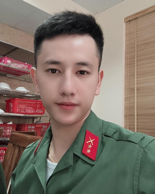 9X mặc đồ cảnh vệ bất ngờ được chú ý trên mạng-4