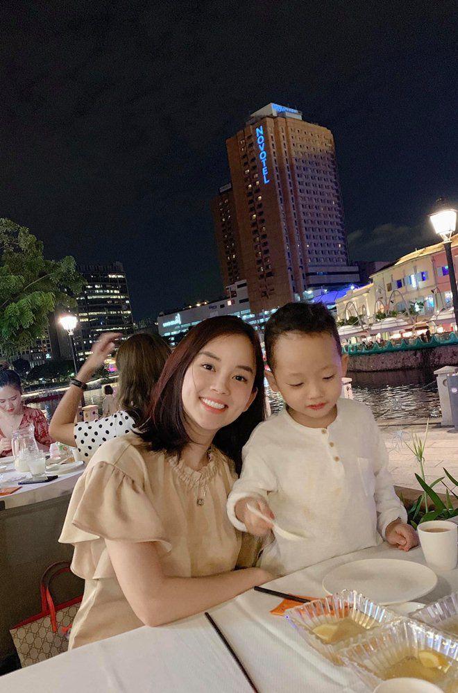 Thả vài hình ảnh ở Singapore, Ly Kute khiến ai cũng say mê trước ngoại hình chuẩn soái ca của Khoai Tây-1