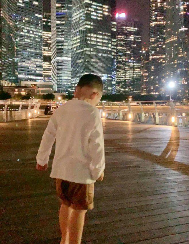 Thả vài hình ảnh ở Singapore, Ly Kute khiến ai cũng say mê trước ngoại hình chuẩn soái ca của Khoai Tây-5