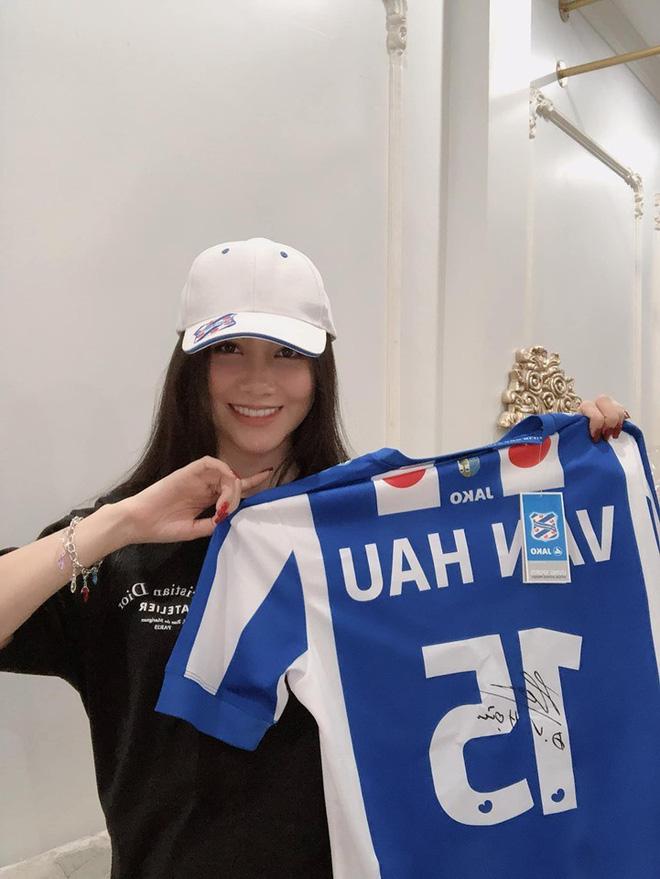 Làm điều bất ngờ với chiếc áo đấu của Văn Hậu, MC đình đám VTV khiến bao người hiếu kì-1