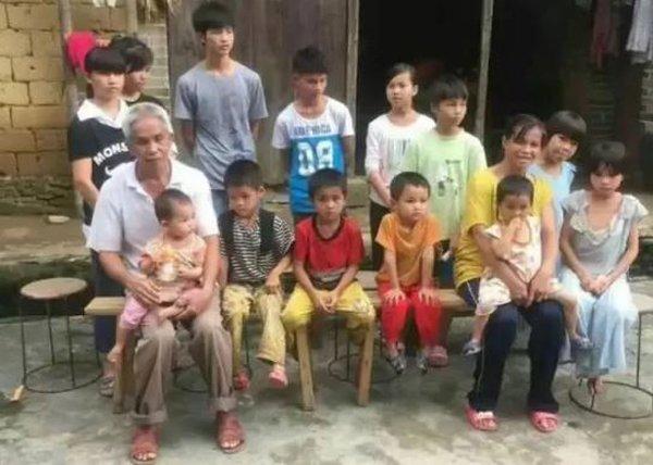 Lấy chồng hơn 20 tuổi, mẹ đẻ sòn sòn 15 con, chính phủ phải cho tiền mua bao cao su-1