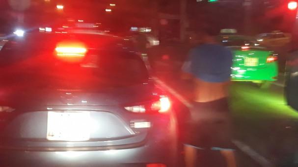 Nam thanh niên thản nhiên tiểu bậy giữa đường khi xe ô tô dừng đèn đỏ-1