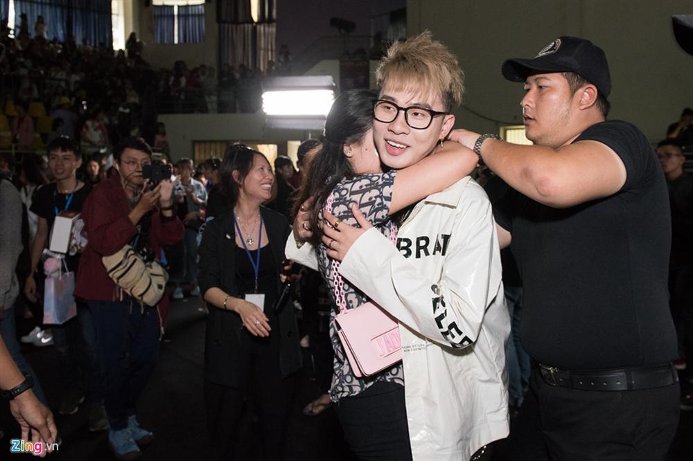 Đám đông khán giả xếp hàng dài chờ gặp Jack, K-ICM-3