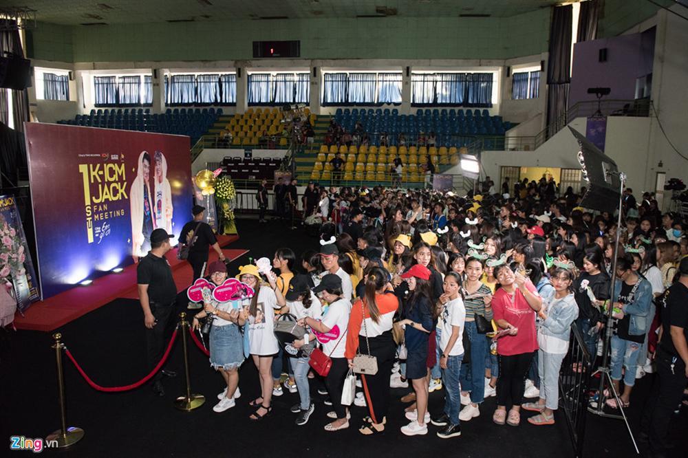 Đám đông khán giả xếp hàng dài chờ gặp Jack, K-ICM-6