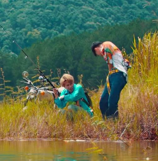 Những sạn hài hước trong MV mới của Jack và K-ICM-1