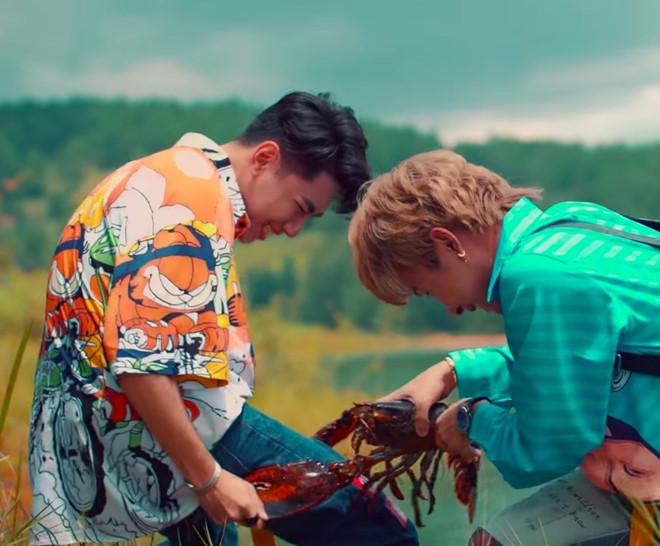 Những sạn hài hước trong MV mới của Jack và K-ICM-2