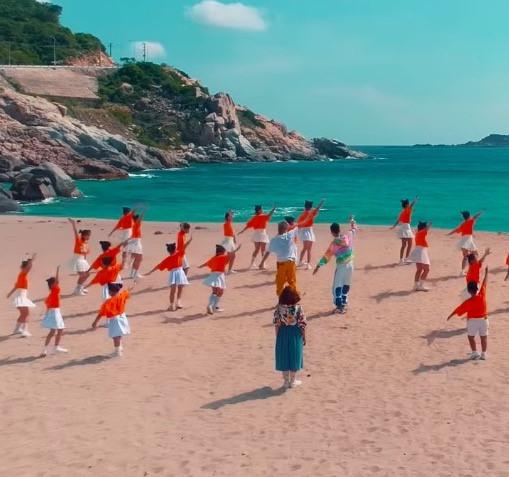 Những sạn hài hước trong MV mới của Jack và K-ICM-3