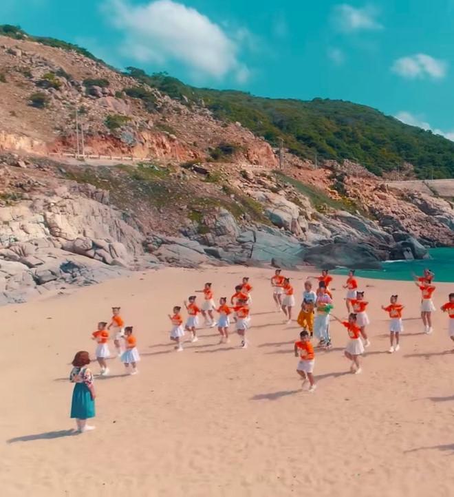 Những sạn hài hước trong MV mới của Jack và K-ICM-4