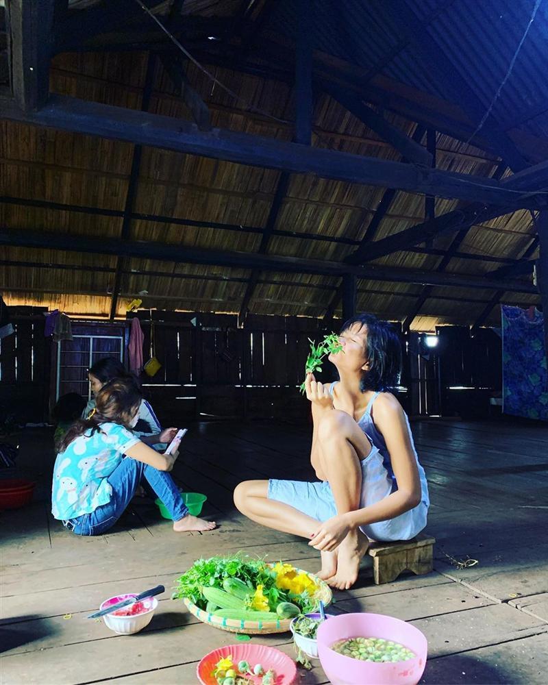 Hái rau - gặt lúa - bắt cua đồng, HHen Niê được phong hoa hậu có một không hai trên quả đất-9