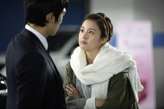 Phải làm gì với cô vợ hay lục lọi 'trộm' điện thoại của chồng?