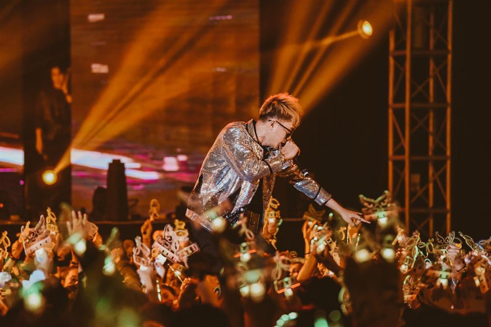 Jack khóc khi hàng nghìn fan hát theo từng ca khúc-2