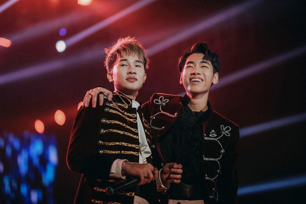 Jack khóc khi hàng nghìn fan hát theo từng ca khúc-14