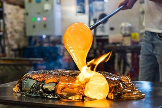 Nhà hàng nướng cá bằng thủy tinh nóng chảy nghìn độ C