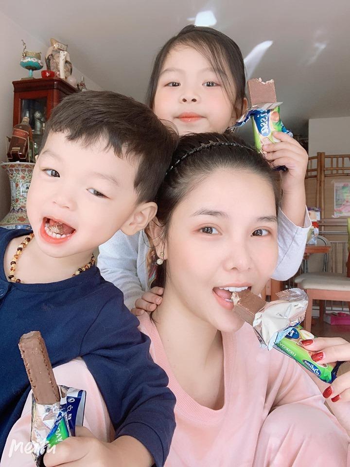 Kỳ Hân khoe niềm đam mê ăn uống với con và cháu