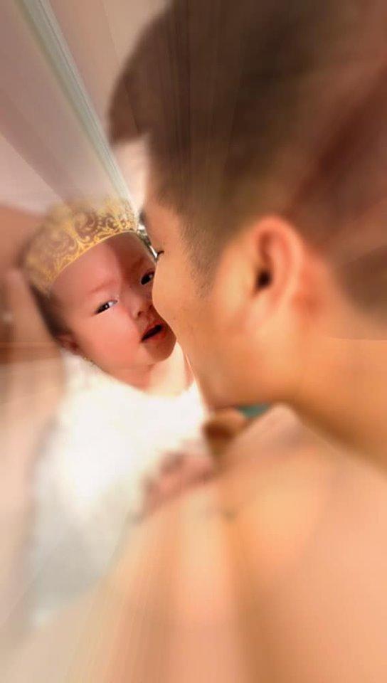 Đăng ảnh ông xã âu yếm con, Lê Phương hân hoan: "Trong đôi mắt ba, con là Bông hậu"