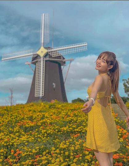 Minh Hằng hân hoan: "Cuối cùng thì mình cũng tìm được nơi có hoa và cối xoay gió rồi"