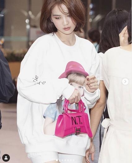 Ngọc Trinh suy tư: "Em phải đi thật xa nhưng em sẽ quay về sớm thôi. Biết là anh sẽ buồn lắm khi mưa rơi ngoài hiên. Không còn em gần bên khẽ ôm anh trong bình yên. Em phải đi thật xa nhưng em sẽ quay về sớm thôi. Anh hãy đợi em về"