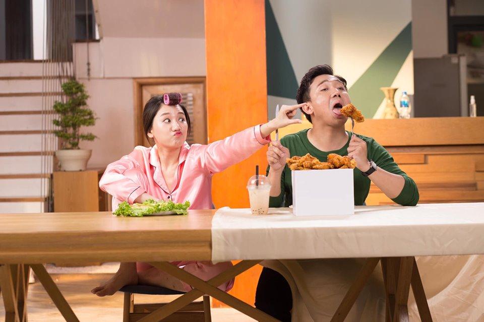 Trấn Thành hóm hỉnh: "Thanh xuân như cái đùi gà, ăn chưa kịp hết thấy bà... Hari"