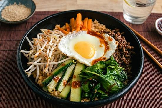 Tự làm cơm trộn bibimbap ngẫu hứng chuẩn vị Hàn Quốc