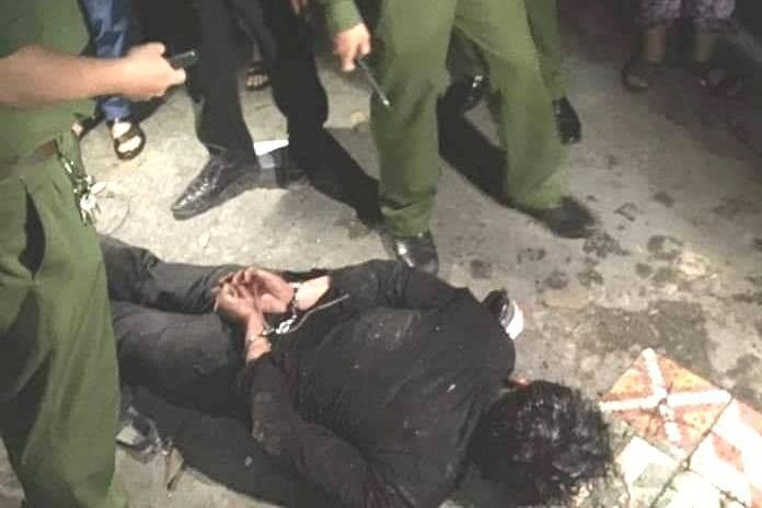 Quản lý quán karaoke chuyên dùng gậy nhựa, khóa số 8 để dạy các nữ tiếp viên-3