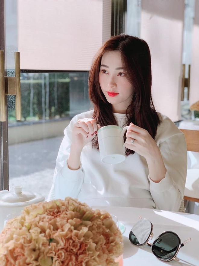 Đặng Thu Thảo hạnh phúc bên chồng con sau 2 năm lên xe hoa-7