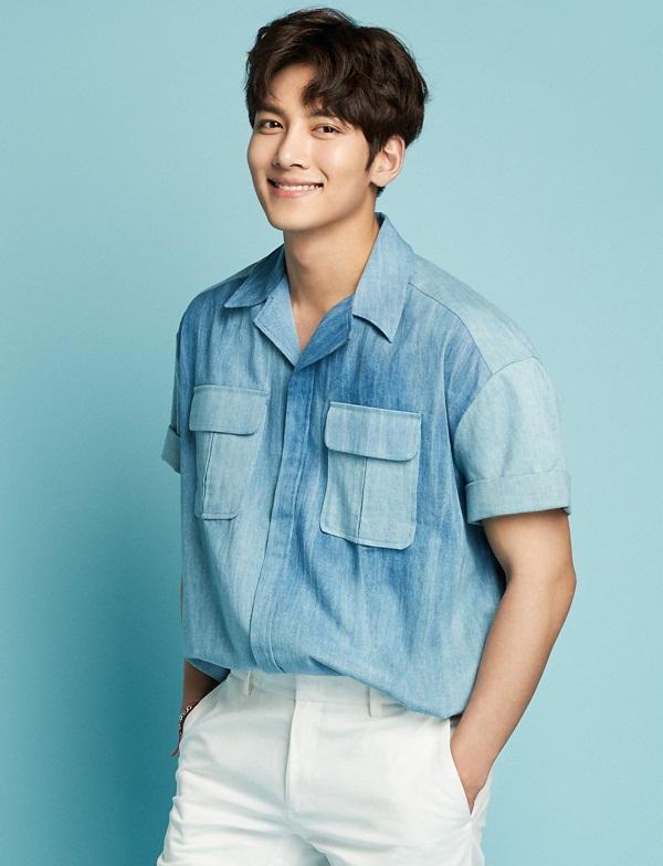 Ji Chang Wook cũng khẳng định anh không có kế hoạch ra ở riêng. Dù hiện tại công việc bận rộn, nam diễn viên vẫn cố gắng về nhà mỗi ngày để mẹ không cảm thấy cô đơn. Chia sẻ sâu sắc của Ji Chang Wook đã nhận được lời khen ngợi từ cư dân mạng.