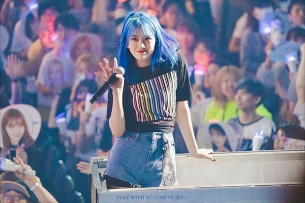 Nữ thần tượng 16 tuổi cao 1,7 m, có má lúm đồng tiền được yêu thích-4