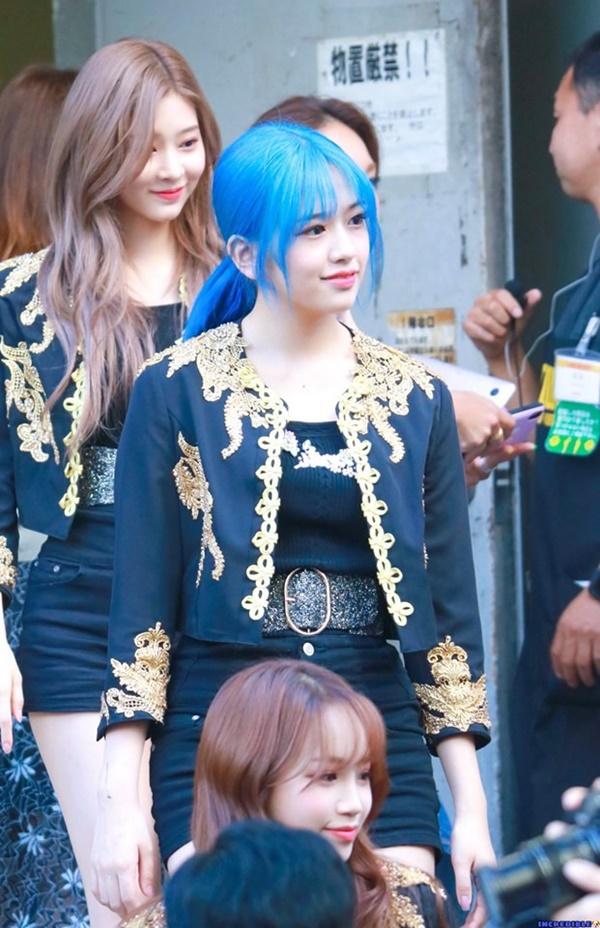 Nữ thần tượng 16 tuổi cao 1,7 m, có má lúm đồng tiền được yêu thích-5