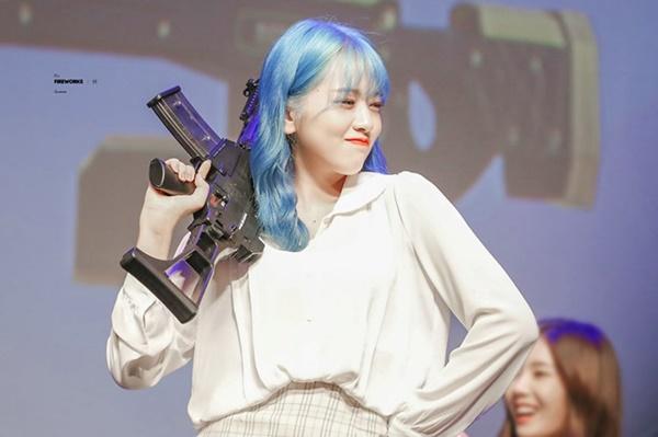 Nữ thần tượng 16 tuổi cao 1,7 m, có má lúm đồng tiền được yêu thích-6