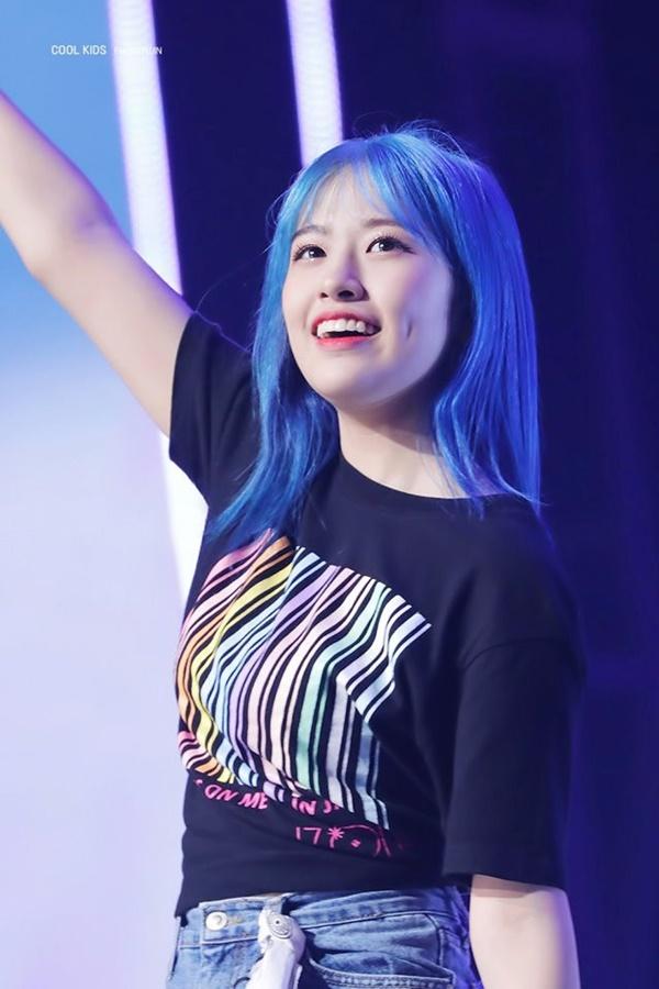 Nữ thần tượng 16 tuổi cao 1,7 m, có má lúm đồng tiền được yêu thích-7