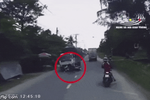 Clip: Hãi hùng nhìn xe máy bị ô tô tông trực diện, vỡ nát vì chạy lấn sang đường ngược chiều