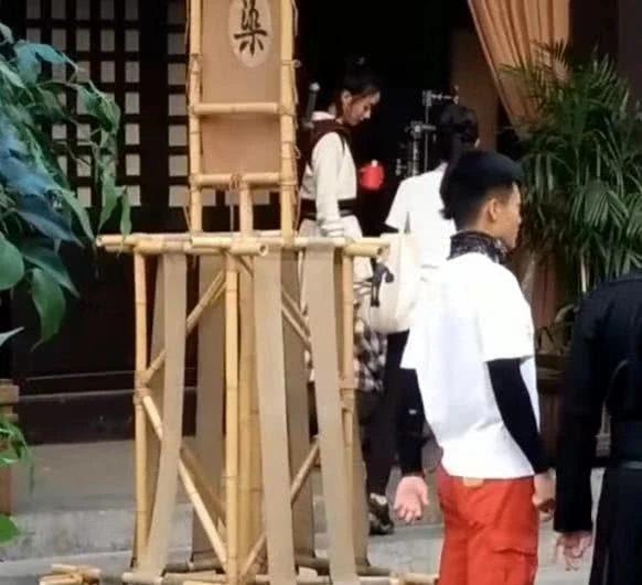 Bỏ bê không đến phim trường thăm vợ, Phùng Thiệu Phong và Triệu Lệ Dĩnh rơi vào thời kỳ chiến tranh lạnh?-5