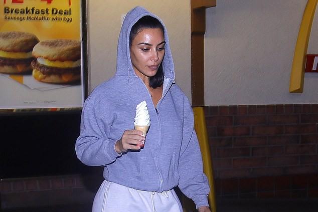 Kim Kardashian mách mẹo phô diễn vòng một khủng khi mặc váy áo hở mà không lo sự cố-7