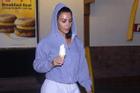 Kim Kardashian lộ lớp trang điểm loang lổ khi ra phố mua kem