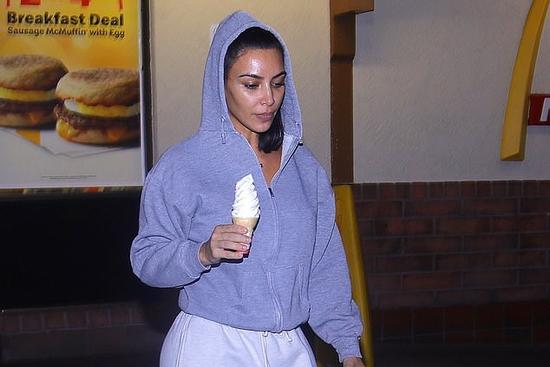Kim Kardashian lộ lớp trang điểm loang lổ khi ra phố mua kem