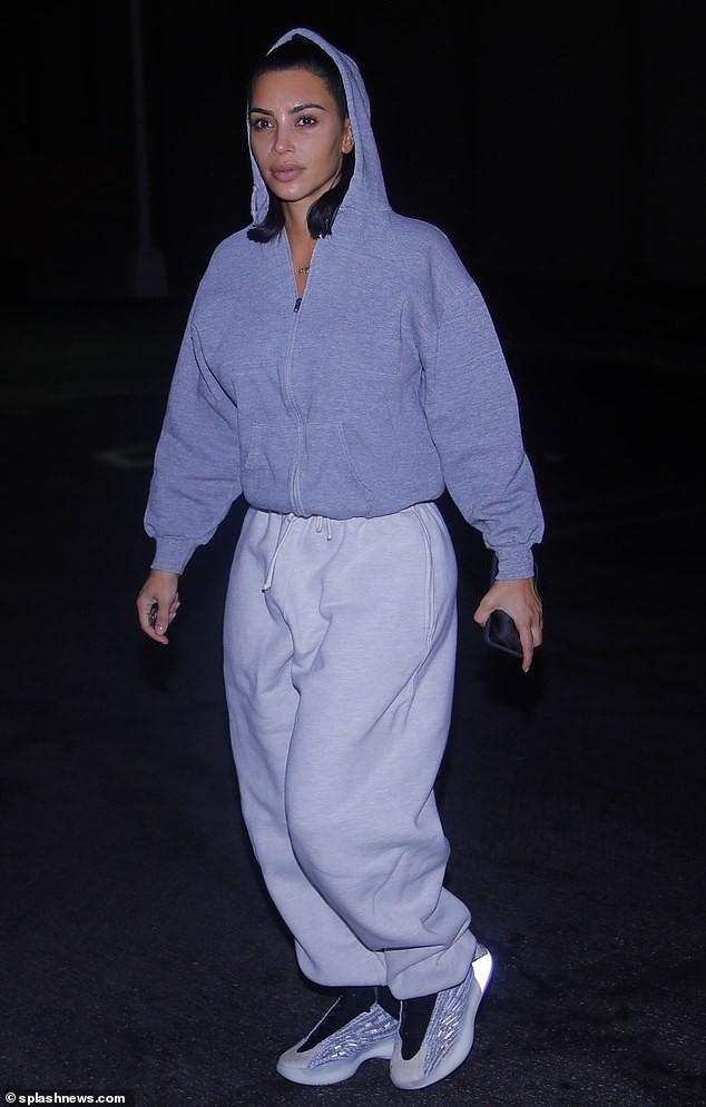 Kim Kardashian lộ lớp trang điểm loang lổ khi ra phố mua kem-1