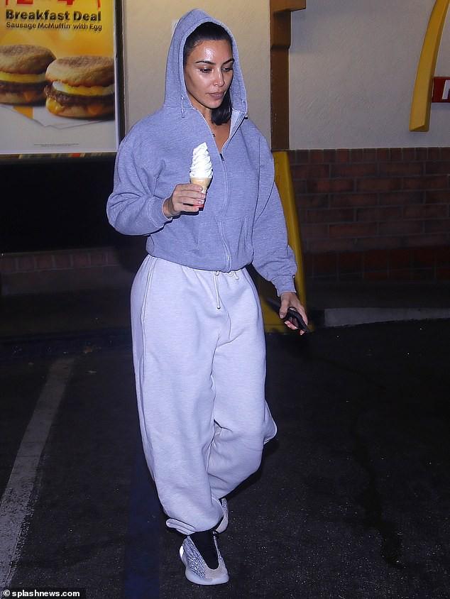 Kim Kardashian lộ lớp trang điểm loang lổ khi ra phố mua kem-3