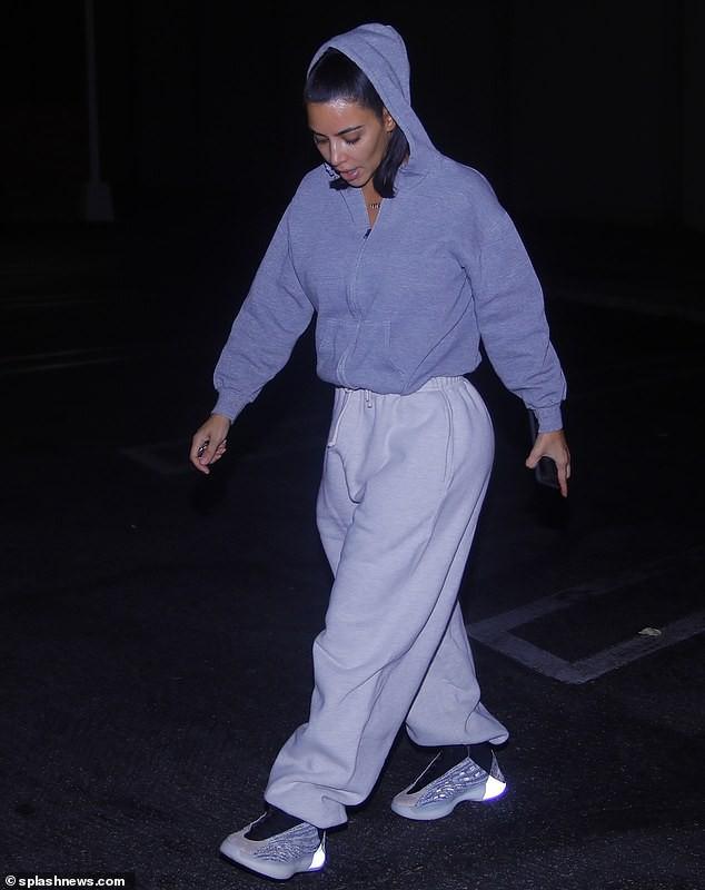 Kim Kardashian lộ lớp trang điểm loang lổ khi ra phố mua kem-5