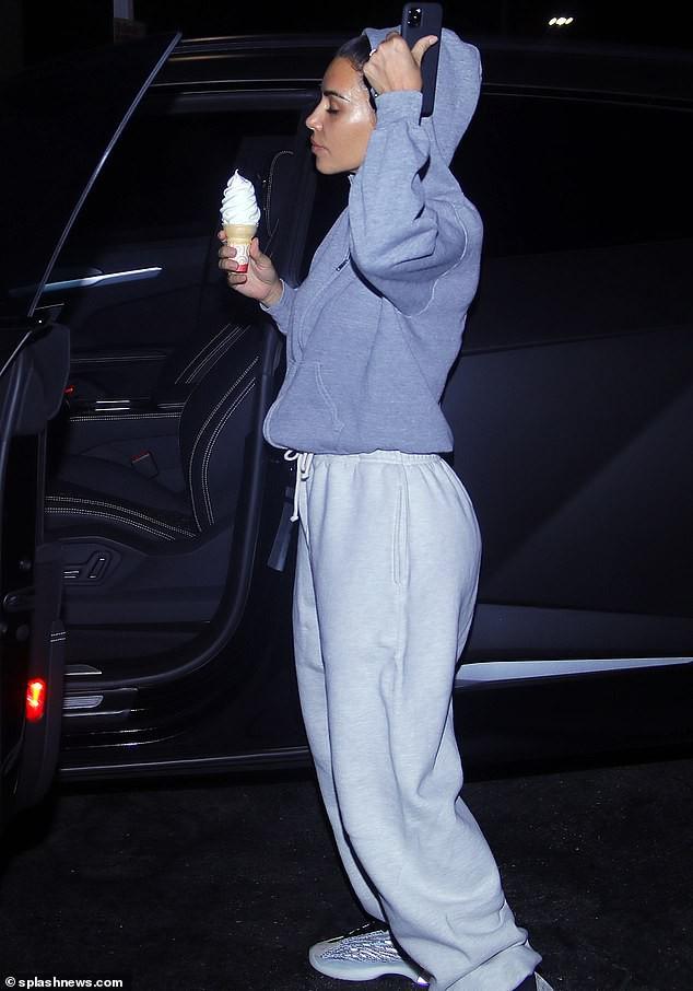 Kim Kardashian lộ lớp trang điểm loang lổ khi ra phố mua kem-6
