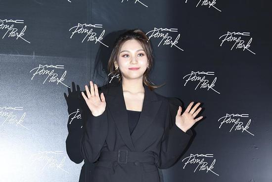 'Nữ thần tượng xấu nhất Kpop' xuất hiện xinh đẹp nhờ giảm cân, đổi kiểu make up