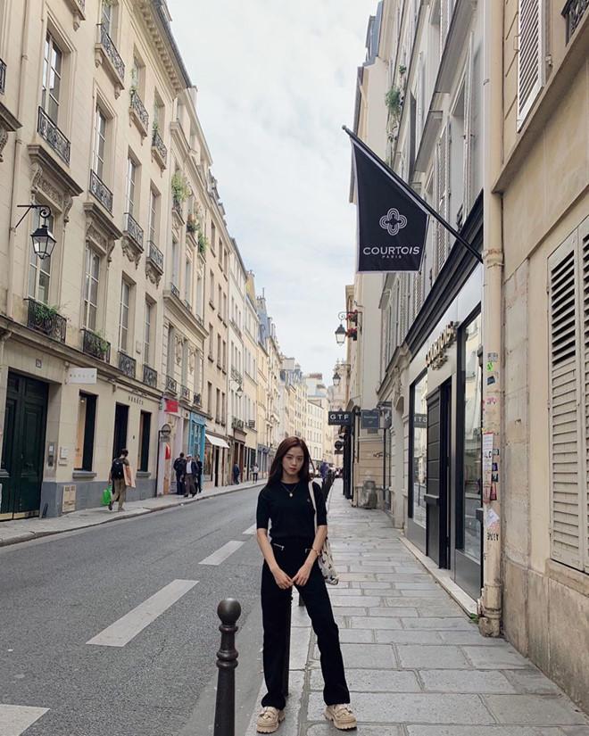 Trước tin đồn bị hắt hủi, Jisoo thường mặc đồ kém nổi bật nhất nhóm-8