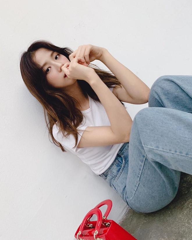 Trước tin đồn bị hắt hủi, Jisoo thường mặc đồ kém nổi bật nhất nhóm-9