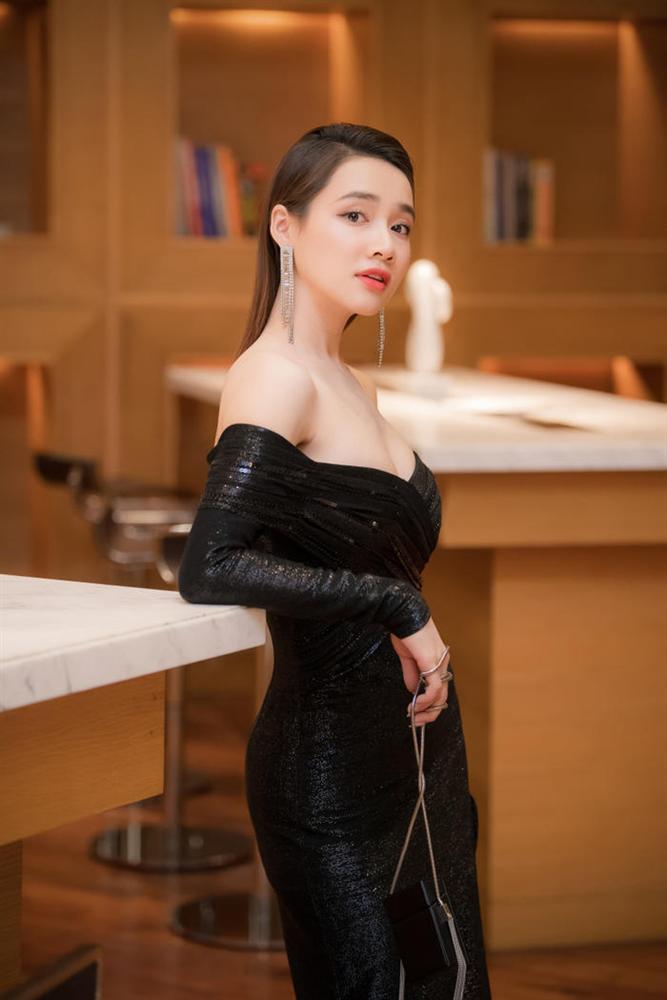 Nghiện mặc đầm khoe ngực, Nhã Phương mắc lỗi chí mạng khiến vòng 1 bất thường như Ninh Dương Lan Ngọc-1