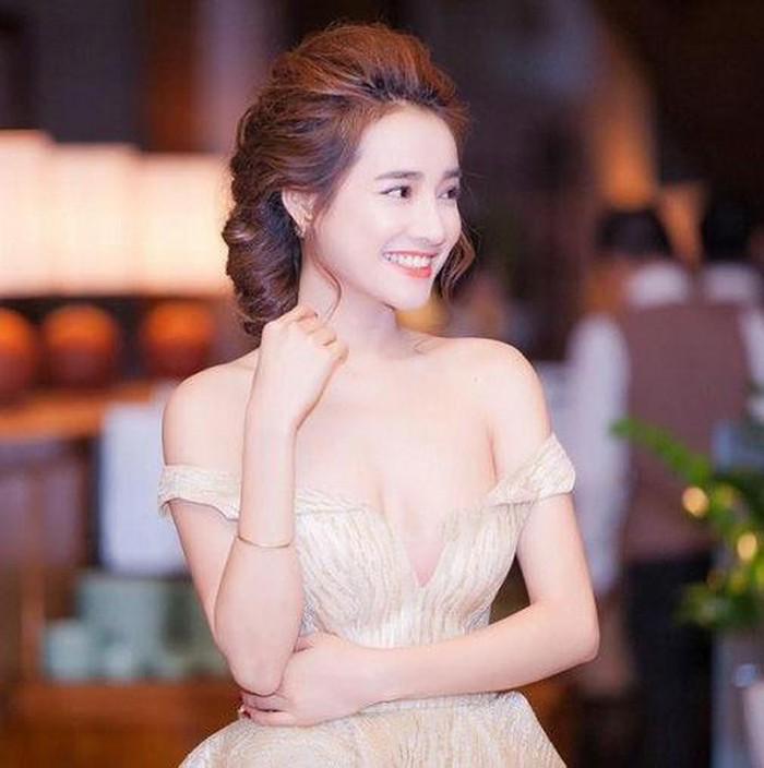 Nghiện mặc đầm khoe ngực, Nhã Phương mắc lỗi chí mạng khiến vòng 1 bất thường như Ninh Dương Lan Ngọc-11