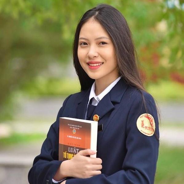 Nữ sinh ngành Luật bất ngờ nổi trên mạng khi vào vai chủ tọa-2