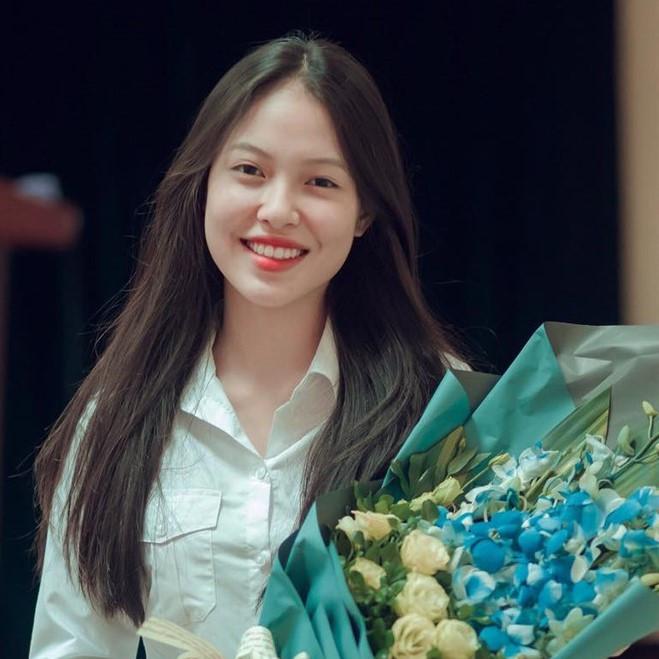 Nữ sinh ngành Luật bất ngờ nổi trên mạng khi vào vai chủ tọa-3