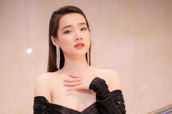 Nghiện mặc đầm khoe ngực, Nhã Phương mắc lỗi 'chí mạng' khiến vòng 1 bất thường như Ninh Dương Lan Ngọc