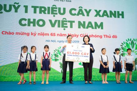 Học sinh Hà Nội nô nức mang vỏ sữa đổi cây xanh