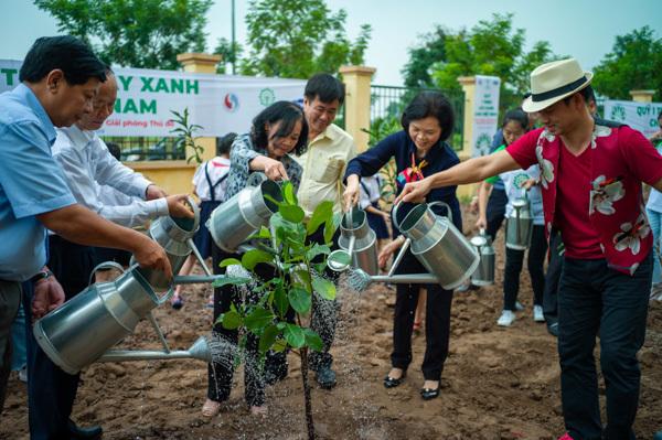Học sinh Hà Nội nô nức mang vỏ sữa đổi cây xanh-3